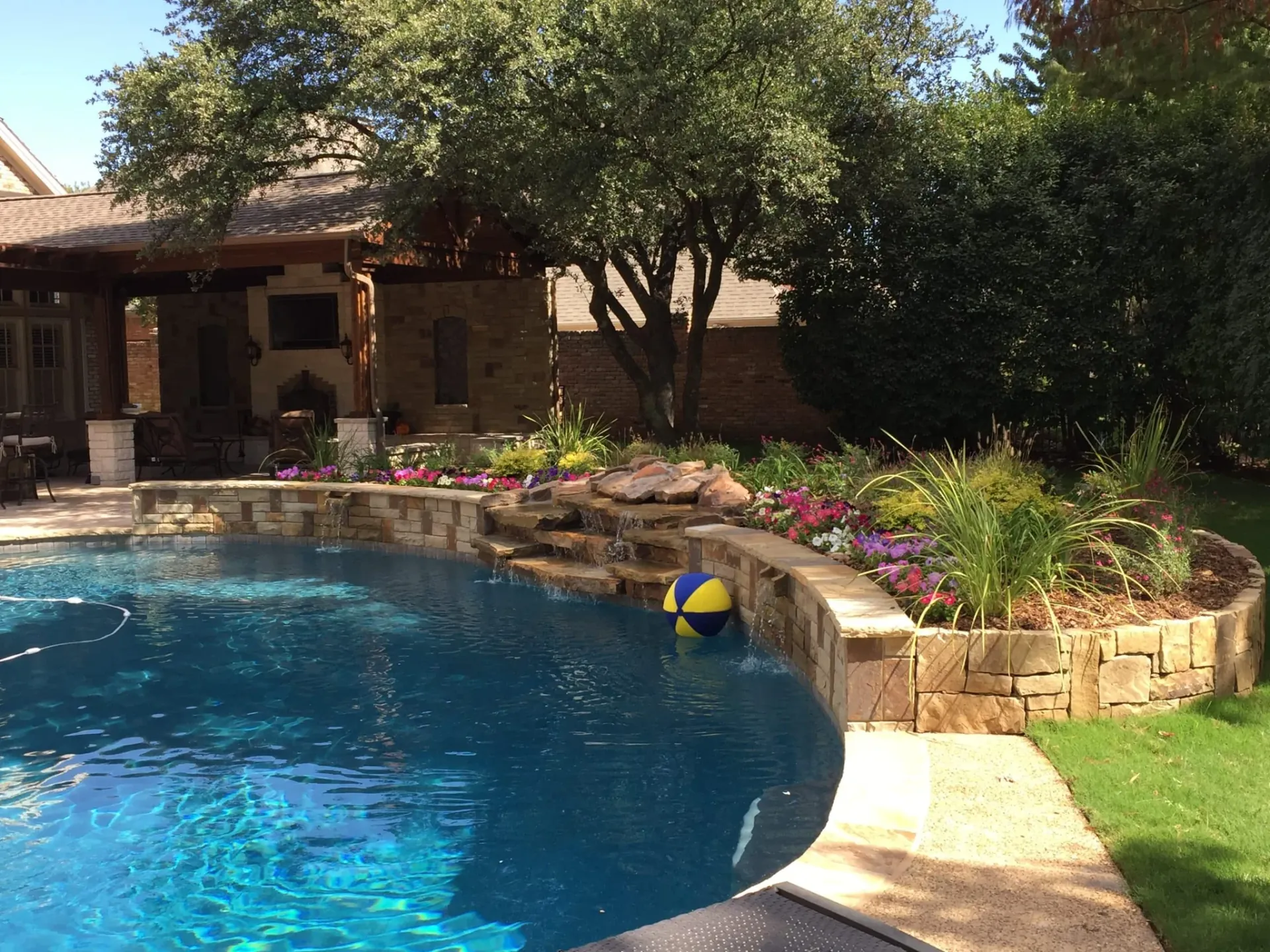 Pool Landscape with Water Feature — image 2