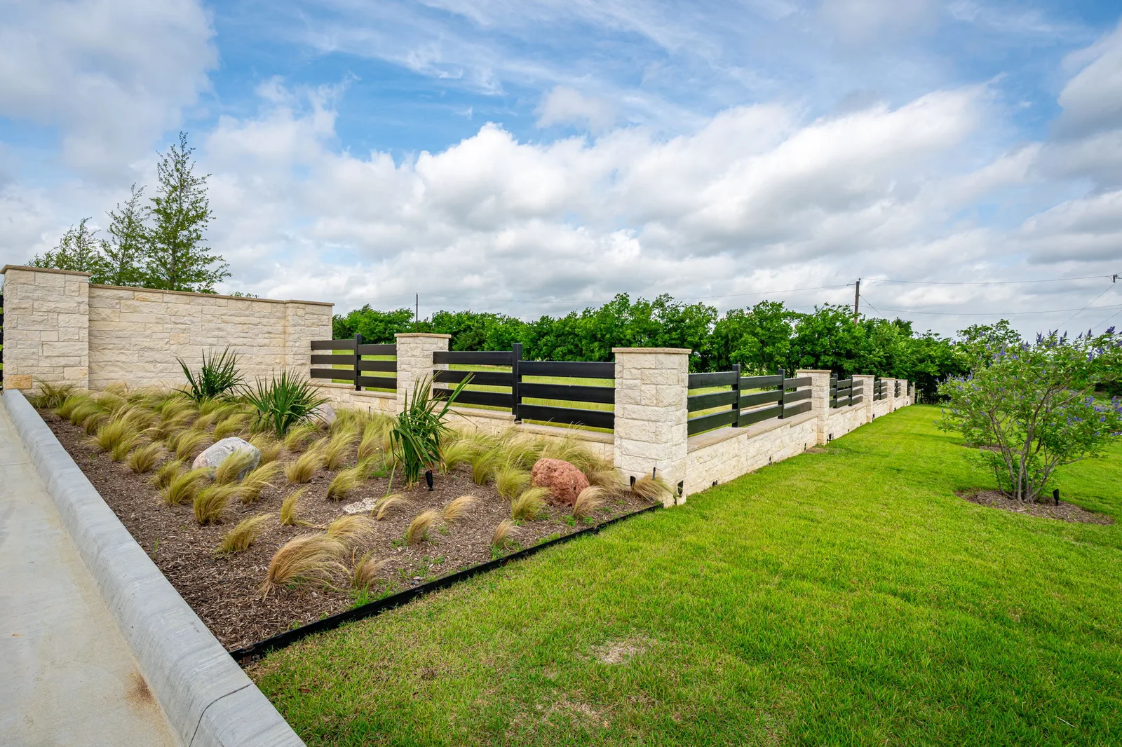 Designing Landscapes That Blend with Modern Dallas Architecture